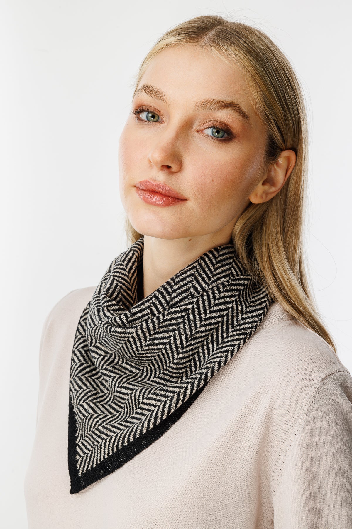 LYCIA SQUARE FOULARD BLACK-BEIGE