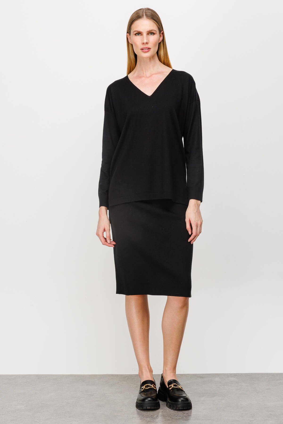 BASIC V-NECK BLOUSE BLACK