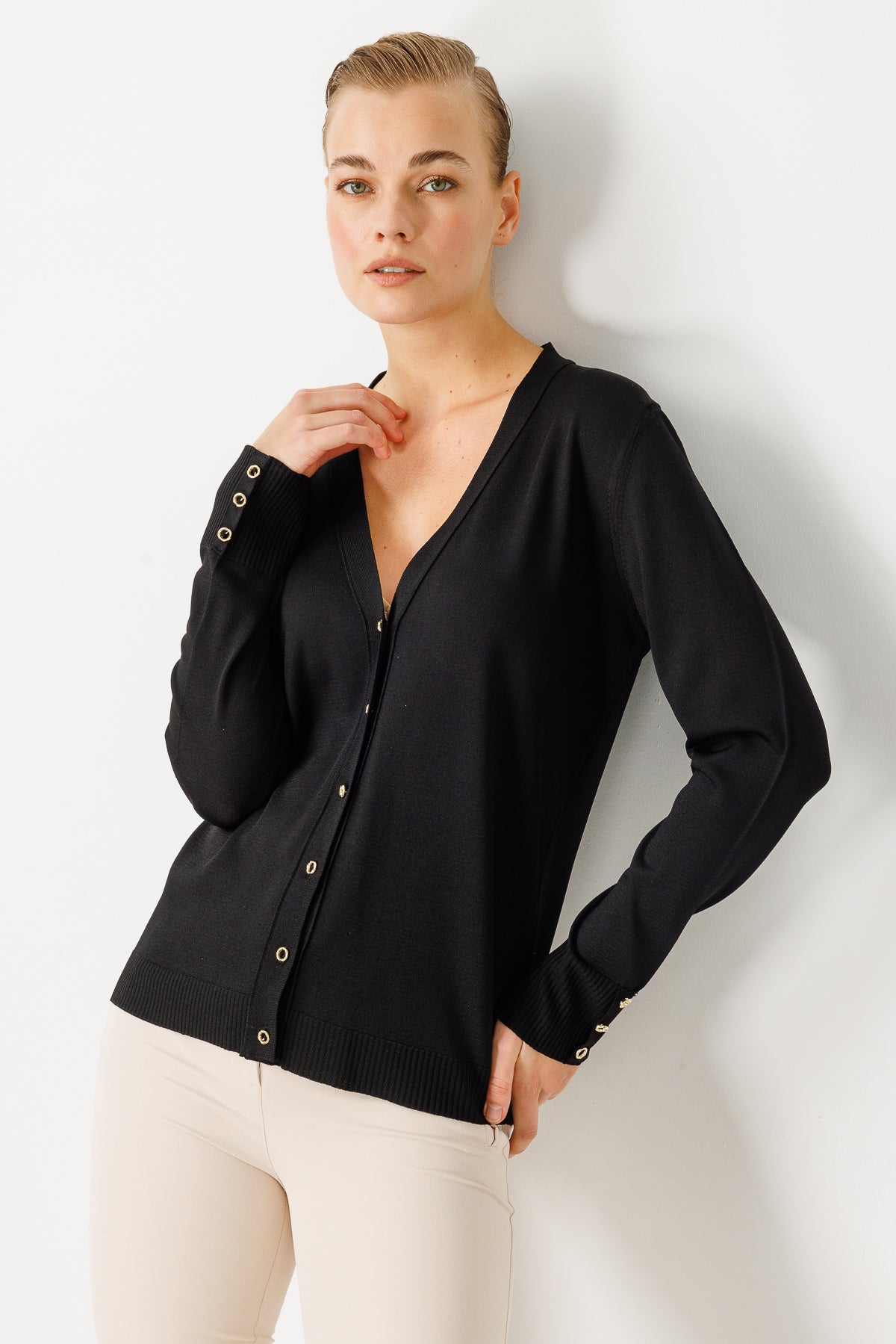 BASIC V-NECK CARDIGAN BLACK