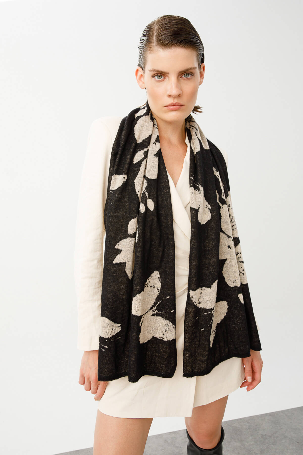 BLOSSOM SHAWL BLACK-BEIGE